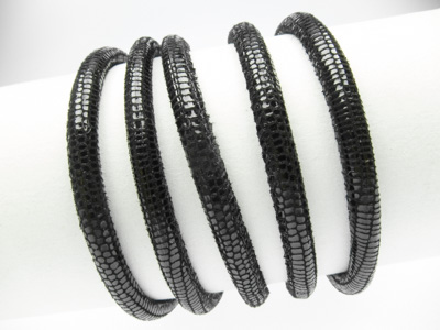 Nappaleder Echsenlederprägung, rund gesäumt, Ø 4 mm, schwarz Nappaleder Echsenlederprägung, rund gesäumt, Ø 4 mm, schwarz